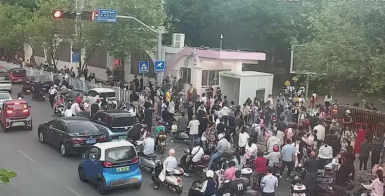 奔驰接娃姐火了！堵死道路骂大爷，正脸车牌被扒，老师也牵连其中（视频/组图） - 4