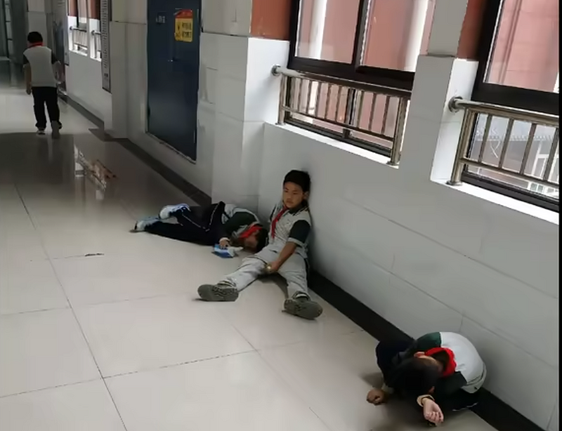 中国山东学校爆食物中毒，138名师生送医（组图） - 1