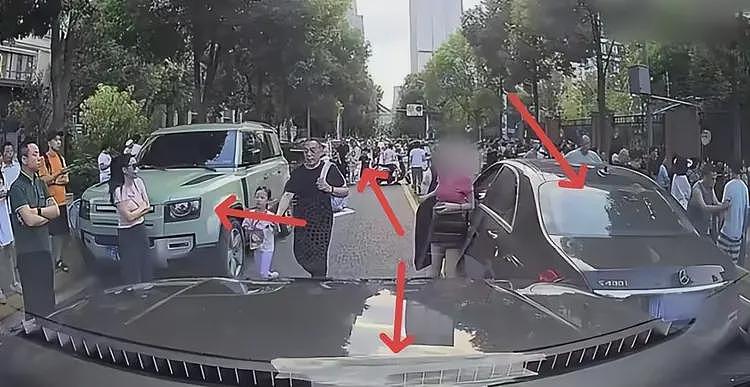 奔驰接娃姐火了！堵死道路骂大爷，正脸车牌被扒，老师也牵连其中（视频/组图） - 14