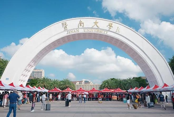 全红婵暨大报到！她向学院赠送签名奥运出场服，院长苏炳添接受捐赠（组图） - 1