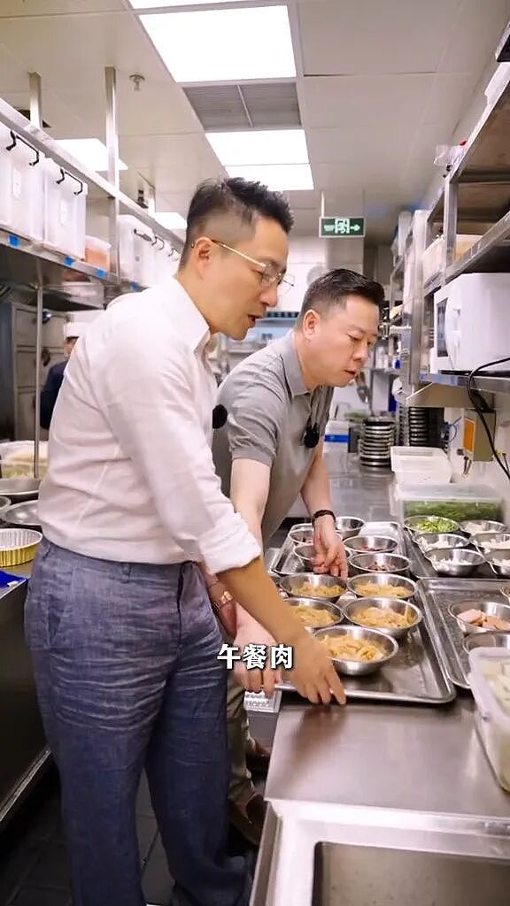 蹭热点却翻车！张兰后厨直播被曝无健康证，还不洗手切菜（组图） - 11