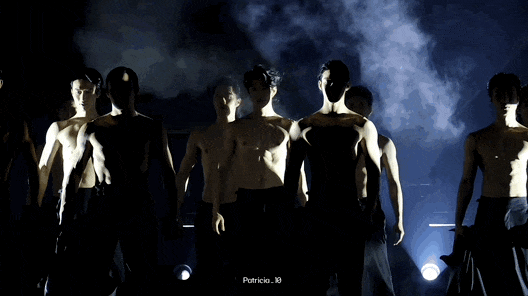 贴脸自拍、脱衣热舞…男色经济,正围猎女性欲望(组图) - 6