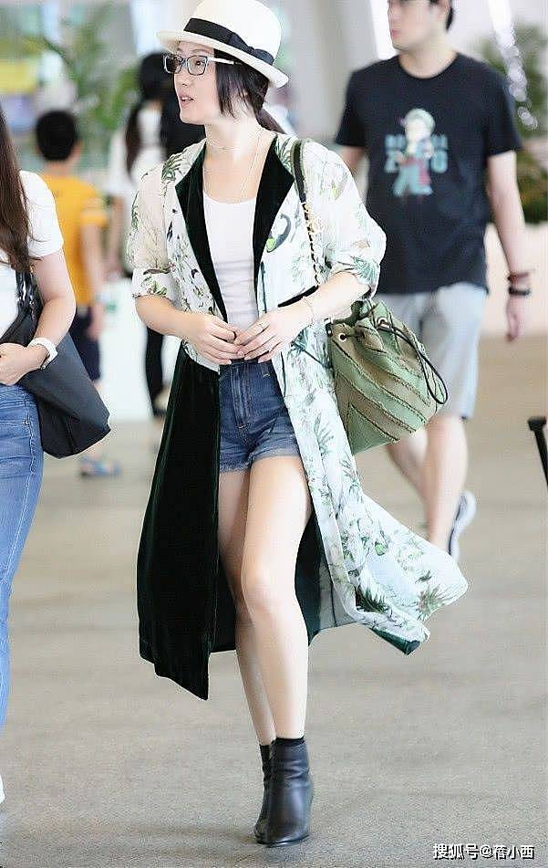 路人镜头下的杨钰莹，54岁无美颜、无滤镜（组图） - 10