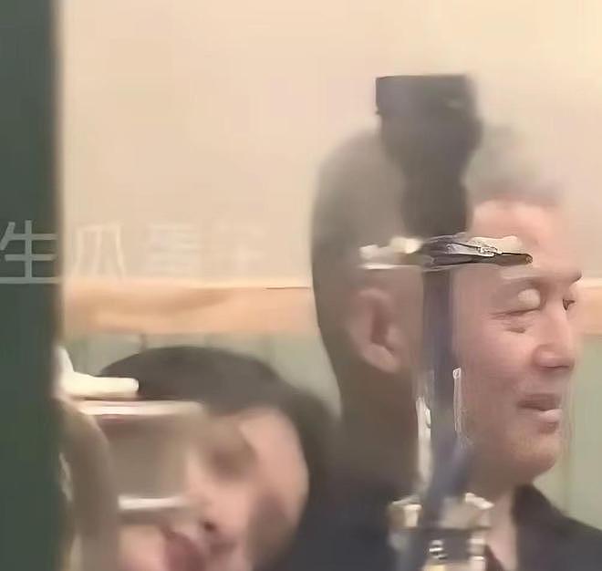 那英老公被曝出轨！与年轻女子牵手回别墅，那英多次维护成笑话（组图） - 3