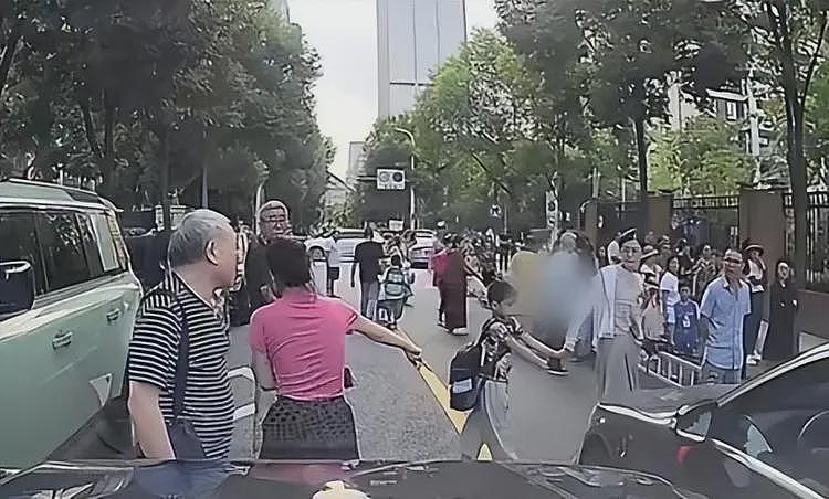 奔驰接娃姐火了！堵死道路骂大爷，正脸车牌被扒，老师也牵连其中（视频/组图） - 17
