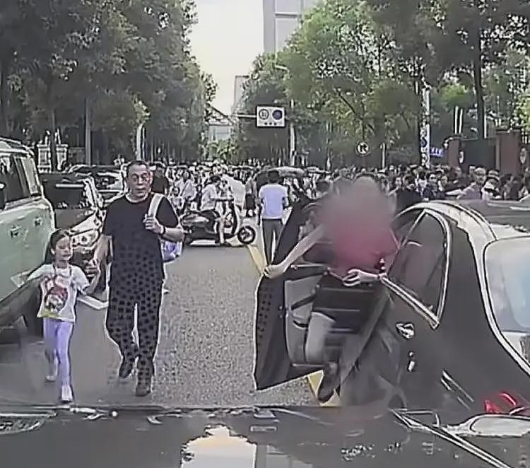 奔驰接娃姐火了！堵死道路骂大爷，正脸车牌被扒，老师也牵连其中（视频/组图） - 6