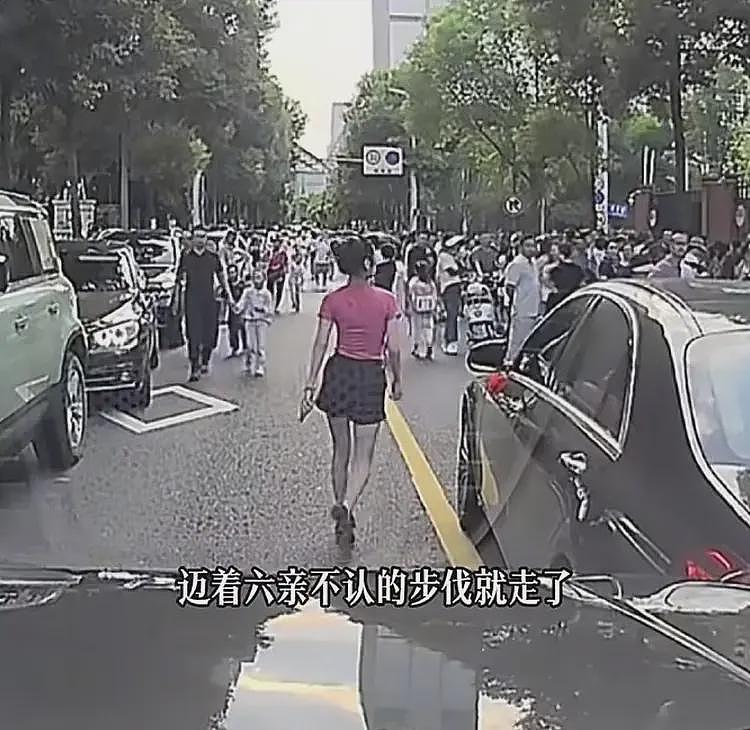 奔驰接娃姐火了！堵死道路骂大爷，正脸车牌被扒，老师也牵连其中（视频/组图） - 1