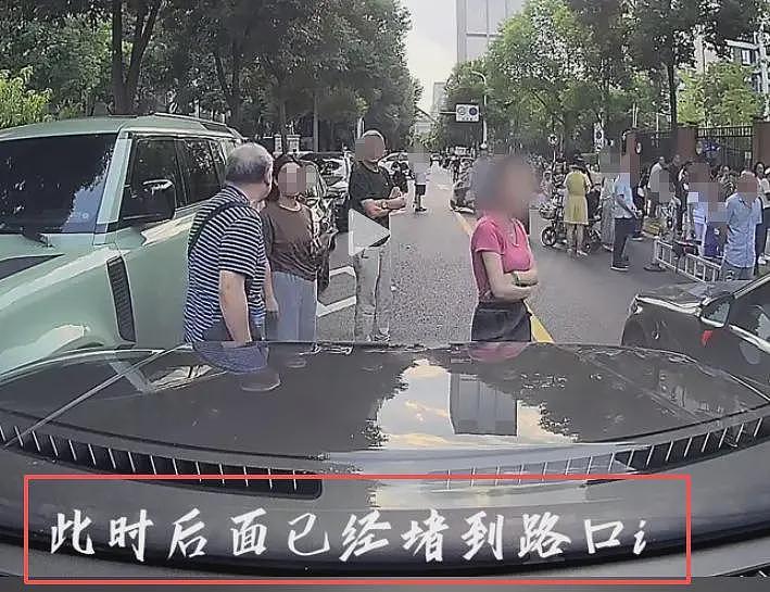 奔驰接娃姐火了！堵死道路骂大爷，正脸车牌被扒，老师也牵连其中（视频/组图） - 2