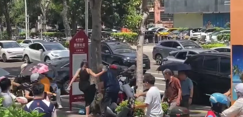 “小仙女”暴打外卖员后“摇人”替自己顶包？恶臭嘴脸和生活照对比太反差（组图） - 10