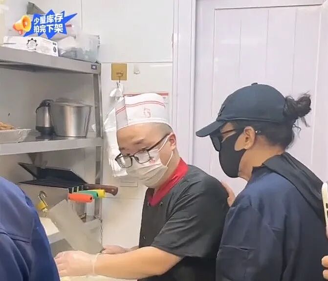 蹭热点却翻车！张兰后厨直播被曝无健康证，还不洗手切菜（组图） - 6