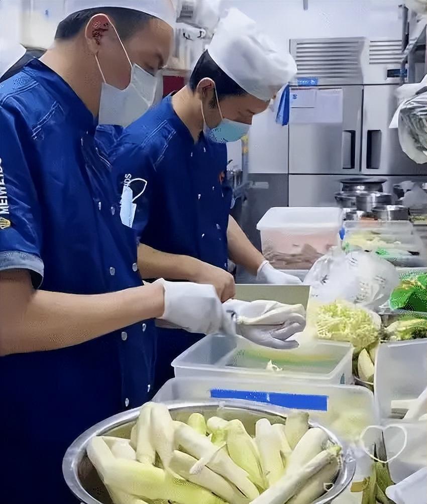 汪小菲脸都要笑眯了！麻六记后厨突然爆火，全靠西贝“反向自证”（组图） - 10