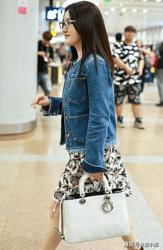 路人镜头下的杨钰莹，54岁无美颜、无滤镜（组图） - 5