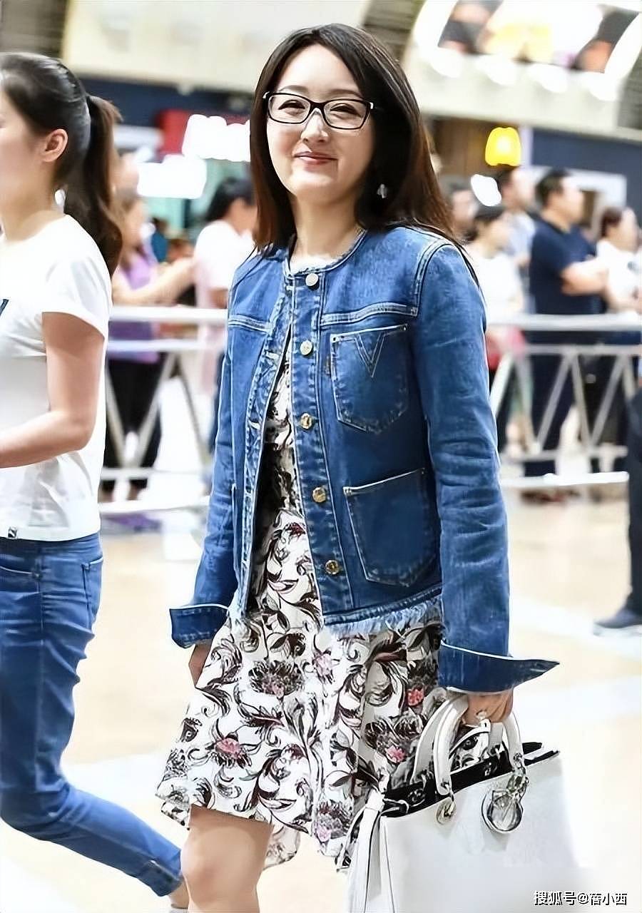 路人镜头下的杨钰莹，54岁无美颜、无滤镜（组图） - 3