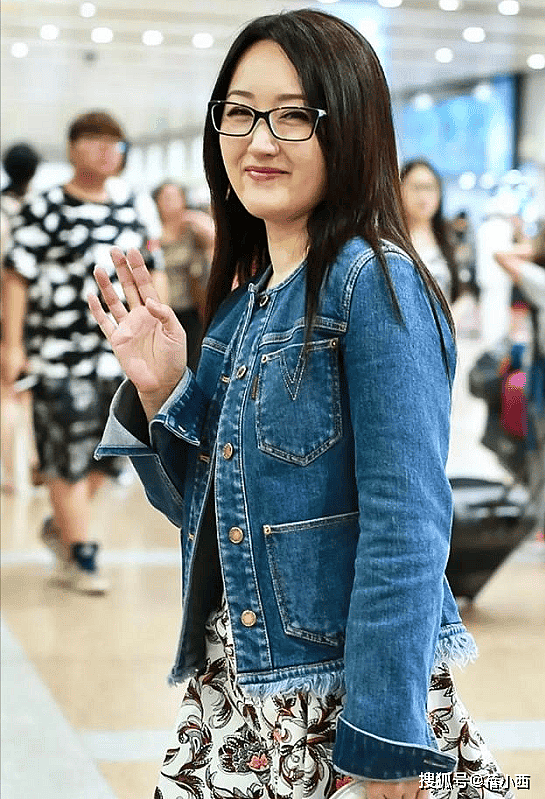 路人镜头下的杨钰莹，54岁无美颜、无滤镜（组图） - 4
