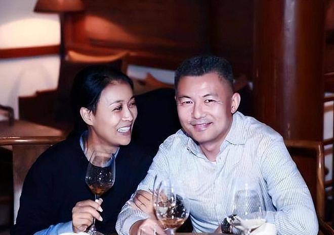 那英老公被曝出轨！与年轻女子牵手回别墅，那英多次维护成笑话（组图） - 8
