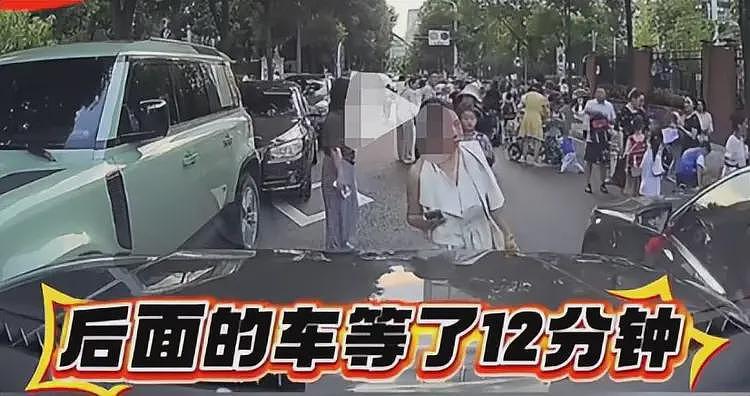 奔驰接娃姐火了！堵死道路骂大爷，正脸车牌被扒，老师也牵连其中（视频/组图） - 8