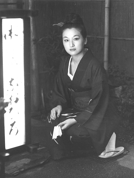 日本传奇占卜“女魔头”20岁成银座妈妈桑，嫁给85岁痴呆老头，压榨国宝级歌手4亿！（组图） - 10