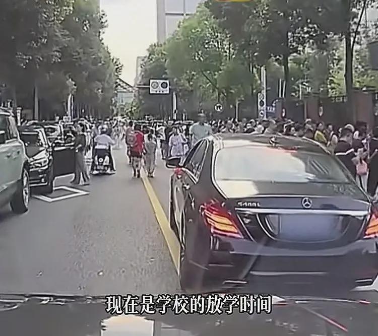 奔驰接娃姐火了！堵死道路骂大爷，正脸车牌被扒，老师也牵连其中（视频/组图） - 5