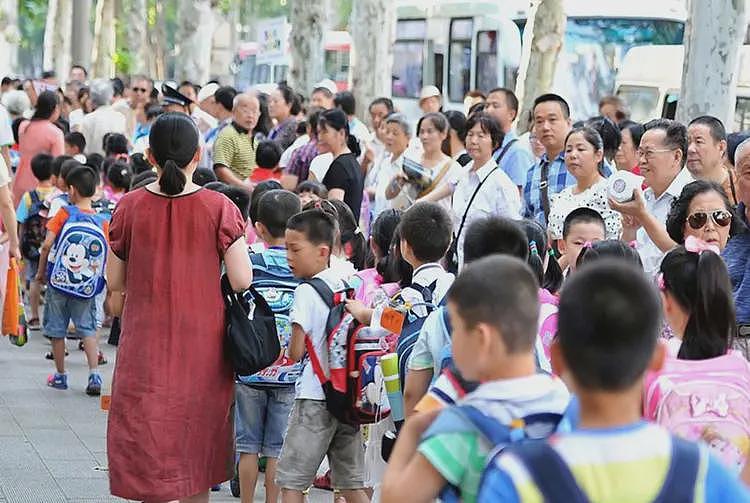 奔驰接娃姐火了！堵死道路骂大爷，正脸车牌被扒，老师也牵连其中（视频/组图） - 3