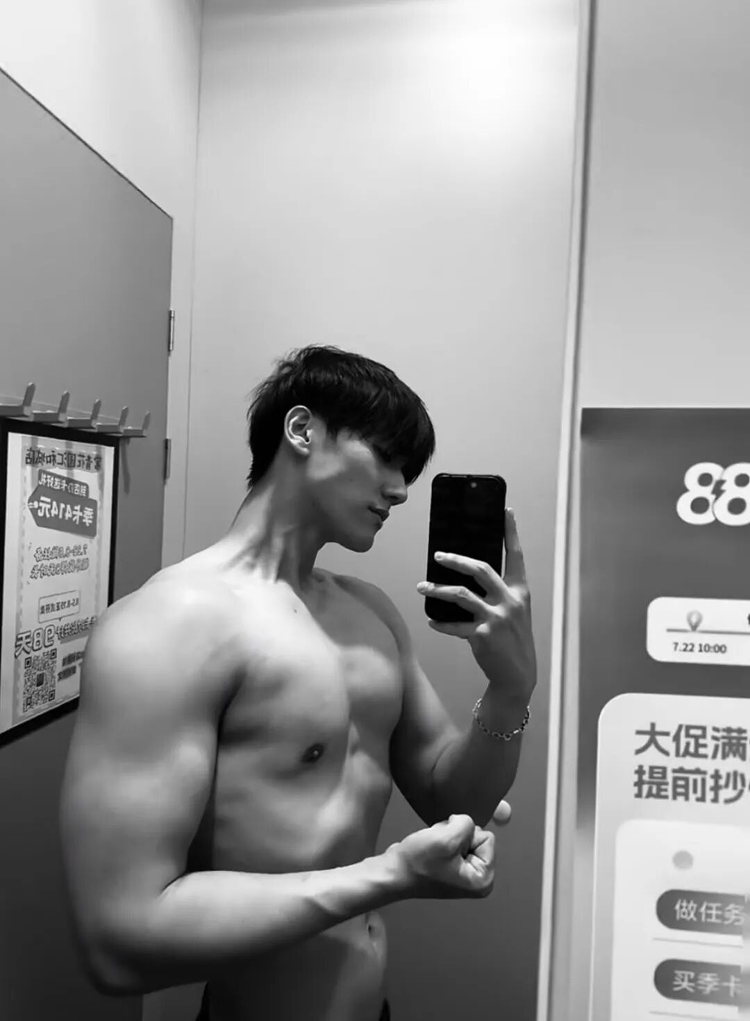 【帅哥】海底捞肌肉男模爆火出圈，硬帅男大天花板级别...（组图） - 8