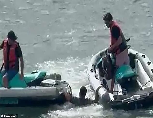 离谱!邮轮靠岸,男子突然跳海,海上欠下巨款要逃单,下场惨了(组图) - 1