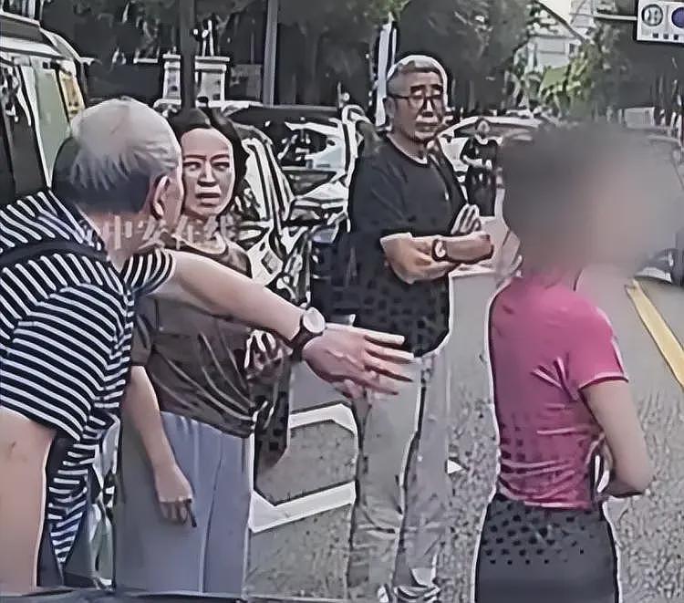 奔驰接娃姐火了！堵死道路骂大爷，正脸车牌被扒，老师也牵连其中（视频/组图） - 13