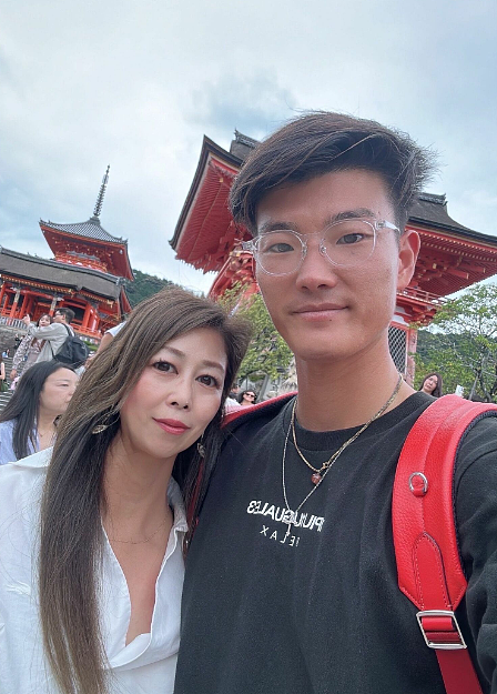 小伙爱上大21岁的同学亲妈，砸千万买房猛追成功！秒变继父和4外孙的外公…（组图） - 11