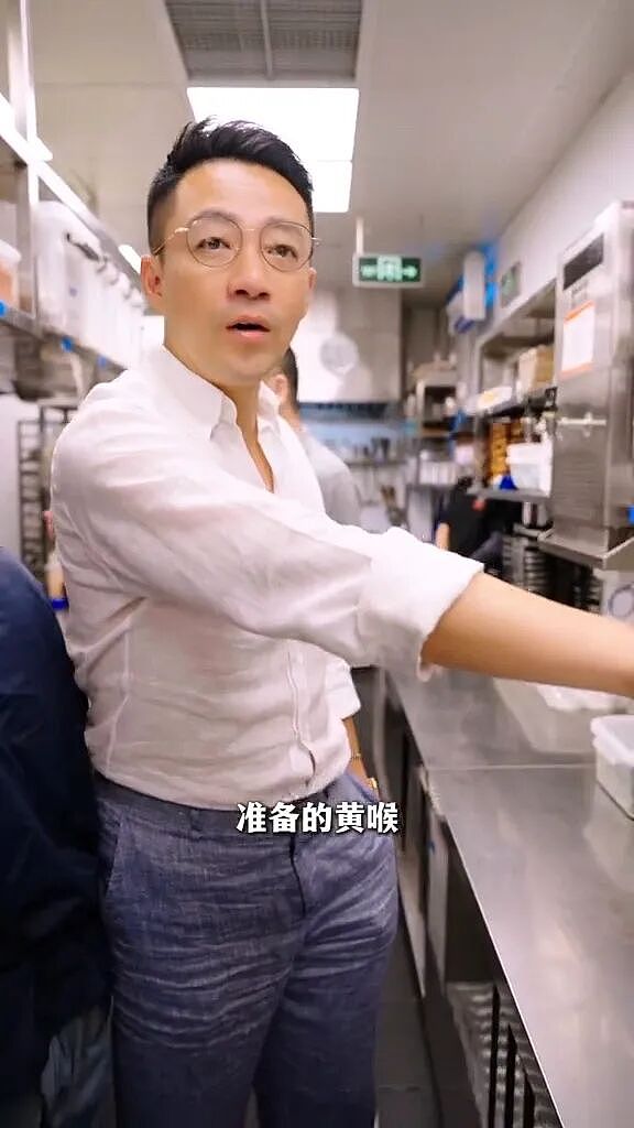 蹭热点却翻车！张兰后厨直播被曝无健康证，还不洗手切菜（组图） - 10