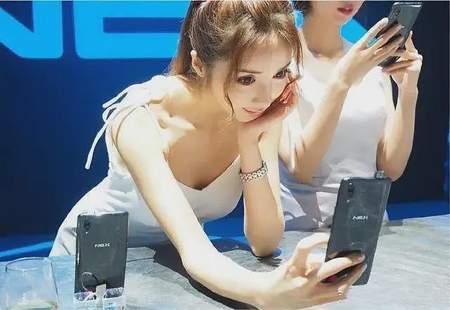 国产机麻烦了：iPhone17太抢手，预约量是去年10倍，官网被挤崩（组图） - 4