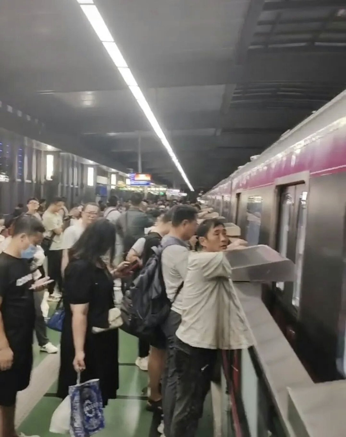 北京遭冰雹夜袭!近万辆车窗户被砸碎、大量路树倒塌,初估损失1.1亿人民币(组图) - 5