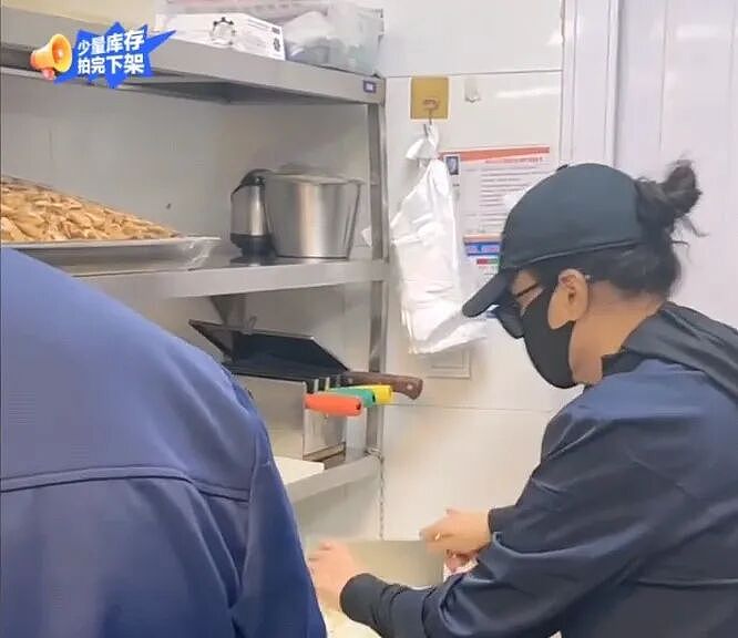 蹭热点却翻车！张兰后厨直播被曝无健康证，还不洗手切菜（组图） - 7