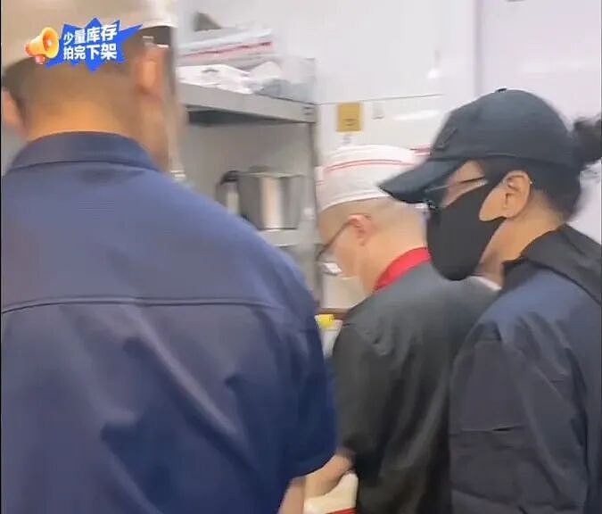 蹭热点却翻车！张兰后厨直播被曝无健康证，还不洗手切菜（组图） - 4