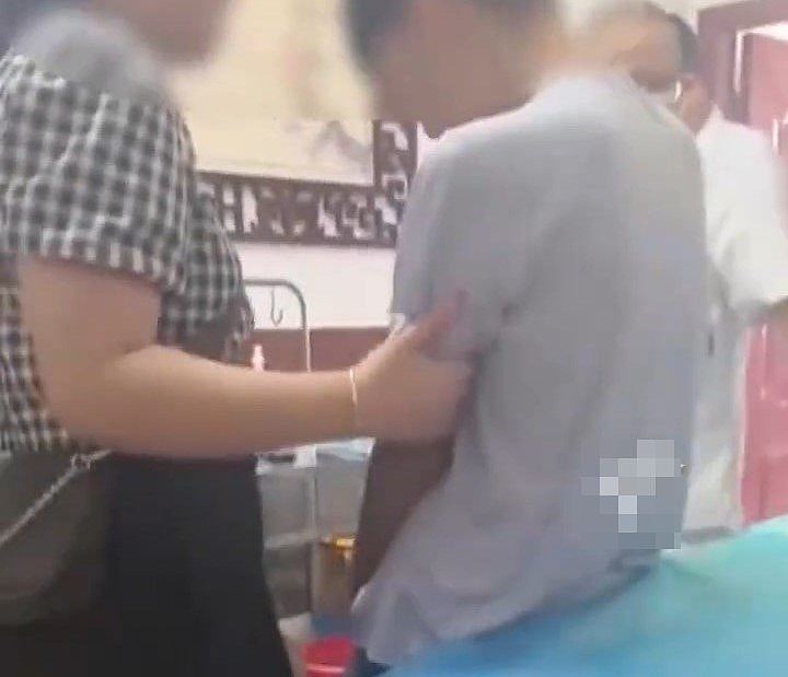 男童医院割包皮半月后睾丸坏死!医生:500元手术工具临时买的(组图) - 1