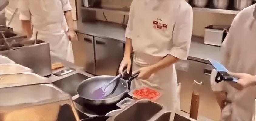汪小菲脸都要笑眯了！麻六记后厨突然爆火，全靠西贝“反向自证”（组图） - 5