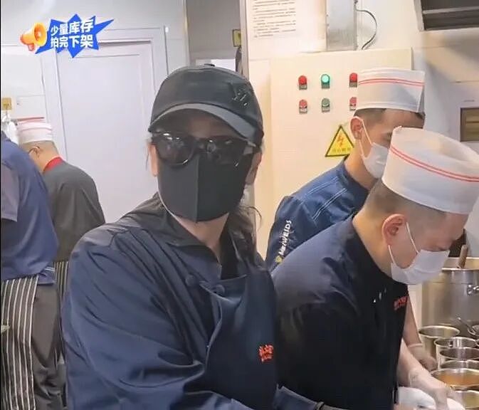 蹭热点却翻车！张兰后厨直播被曝无健康证，还不洗手切菜（组图） - 2