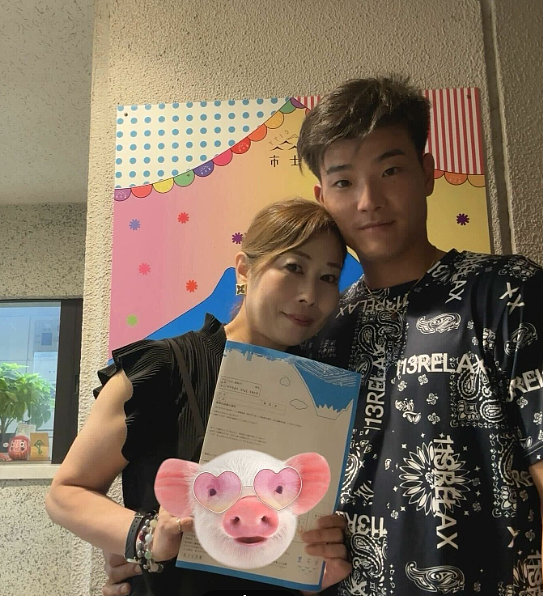 小伙爱上大21岁的同学亲妈，砸千万买房猛追成功！秒变继父和4外孙的外公…（组图） - 16