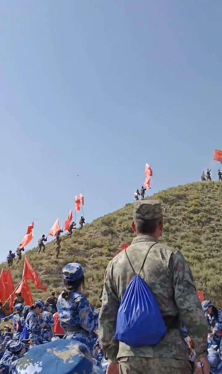 150斤的圆木、6.5斤的枪械、泥泞中匍匐前进，兰州一高校硬核军训堪比战争大片（组图） - 4