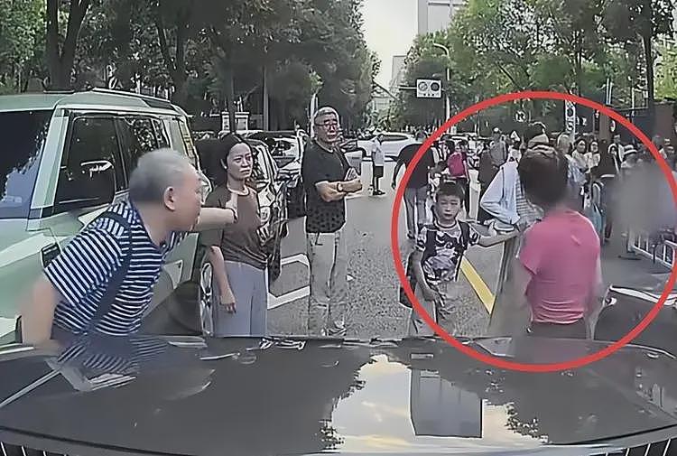 奔驰接娃姐火了！堵死道路骂大爷，正脸车牌被扒，老师也牵连其中（视频/组图） - 16