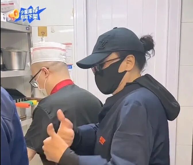 蹭热点却翻车！张兰后厨直播被曝无健康证，还不洗手切菜（组图） - 5