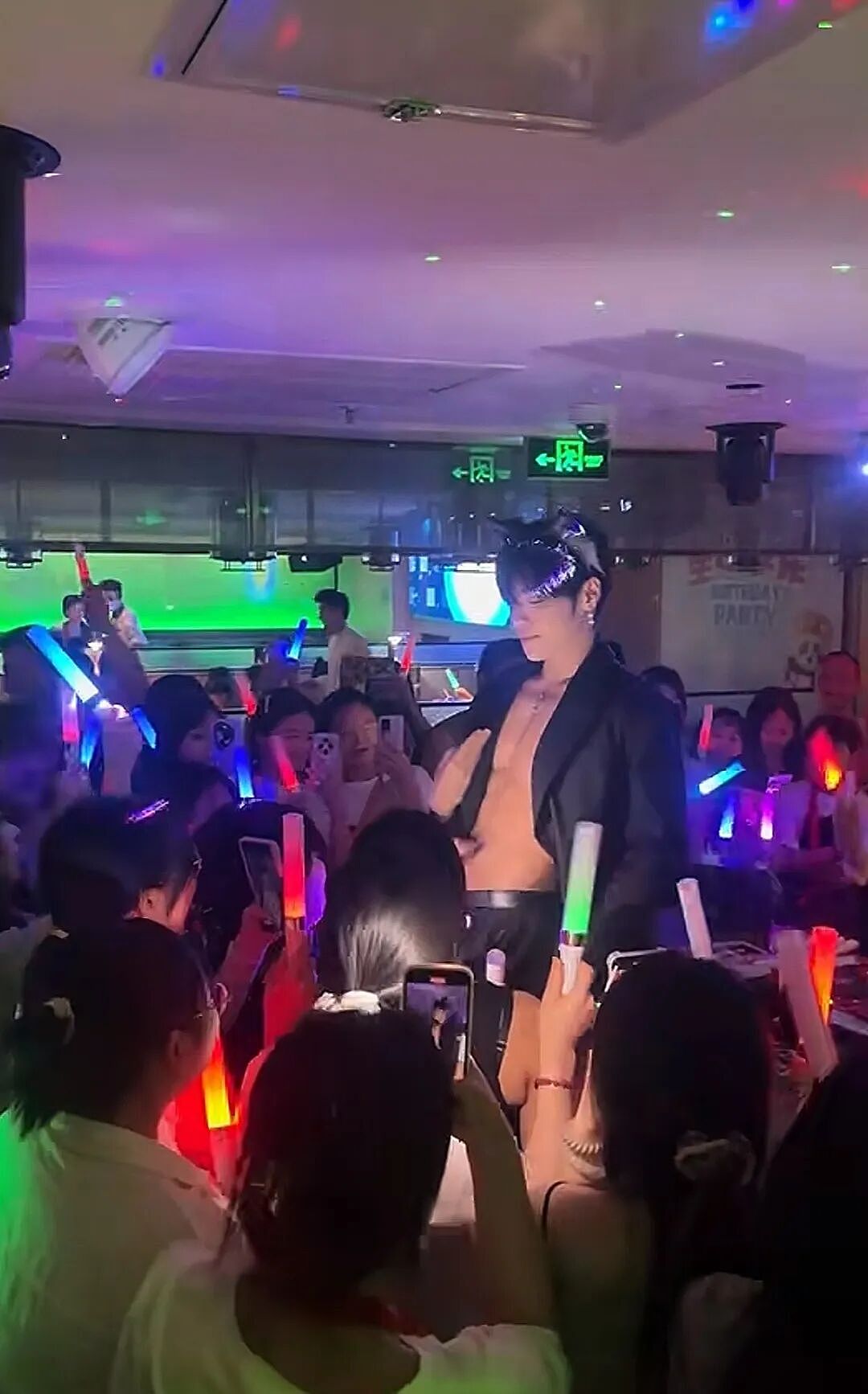 贴脸自拍、脱衣热舞…男色经济,正围猎女性欲望(组图) - 18