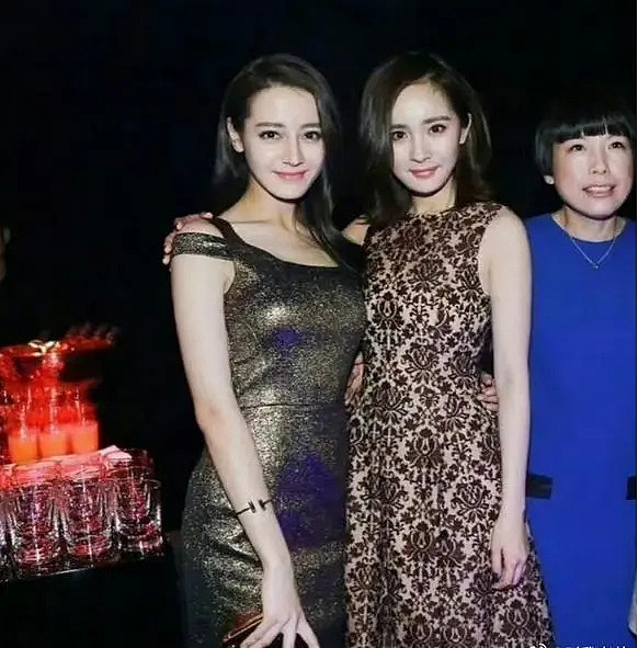 热巴零点祝杨幂万事遂意，刻意避开于朦胧风波，这情商没谁了（组图） - 1