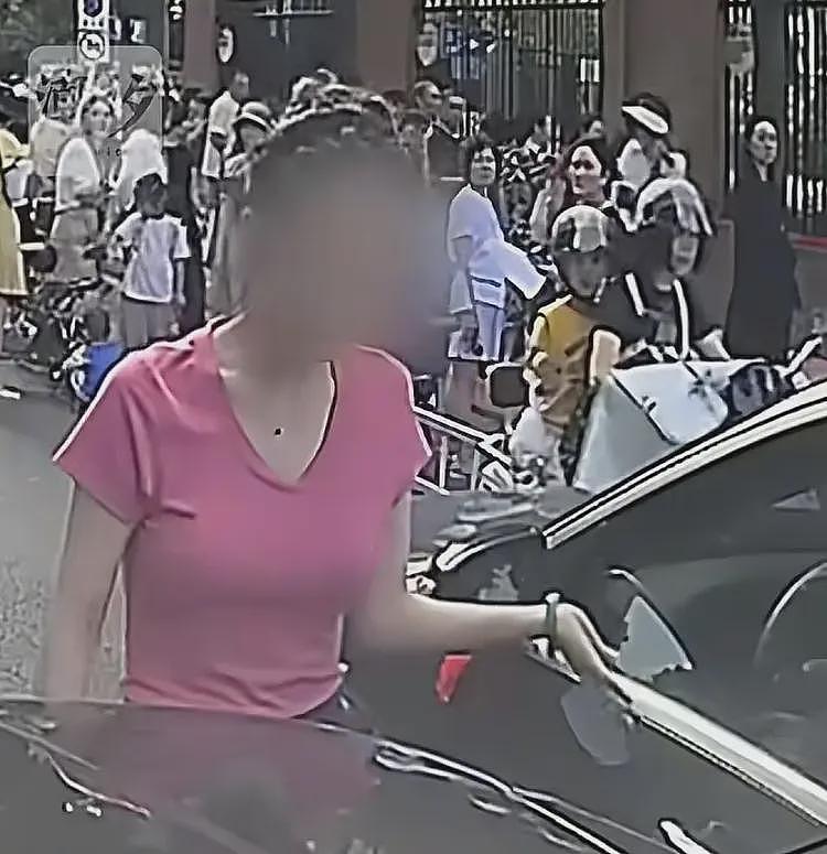 奔驰接娃姐火了！堵死道路骂大爷，正脸车牌被扒，老师也牵连其中（视频/组图） - 7