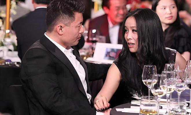 那英老公被曝出轨！与年轻女子牵手回别墅，那英多次维护成笑话（组图） - 13