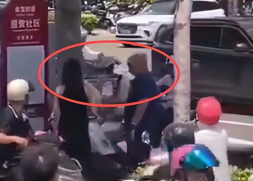 “小仙女”暴打外卖员后“摇人”替自己顶包？恶臭嘴脸和生活照对比太反差（组图） - 16