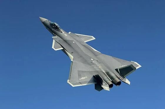 全球最大规模重型隐形战机群！第300架歼-20曝光，美军陷稀土危机（组图） - 2