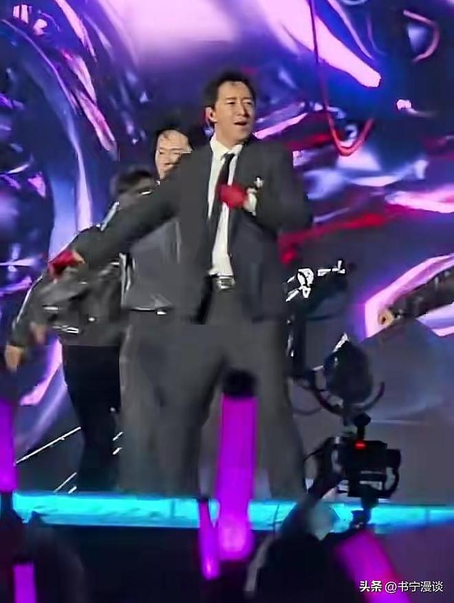 韩庚演唱会被嘲吃相难看！脸僵像王阳身材像黄渤，舞都跳不动了（组图） - 9
