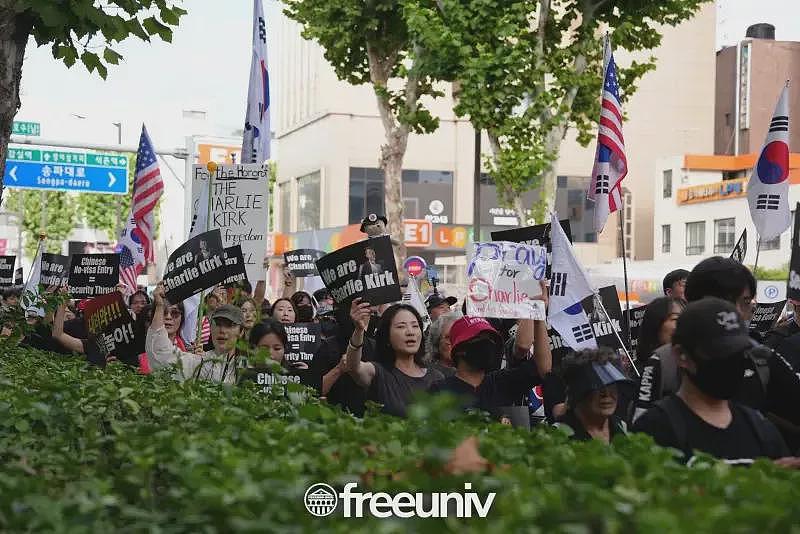 柯克遇刺身亡，大批韩国民众上街游行！反对中国游客免签入境（视频/组图） - 4