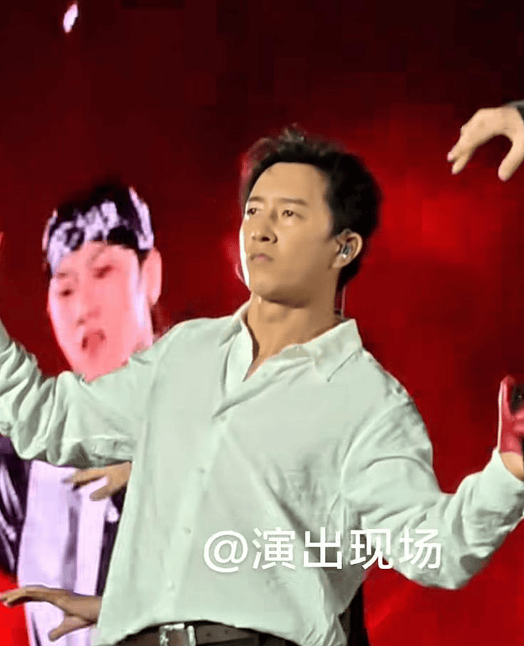 韩庚演唱会被嘲吃相难看,身材像黄渤,跳不动了(组图) - 15