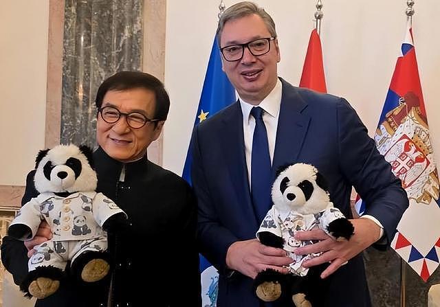 71岁成龙突然高调官宣喜讯，这个特殊身份，整个娱乐圈都羡慕不来（组图） - 4
