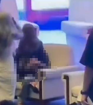 安徽女子坐到纹身展评委身上做不雅动作，主办方：我们也没想到！警方已介入处理（组图） - 2